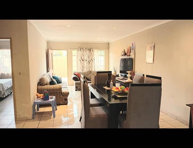 2 BEDROOM PROPERTY TO RENT IN LOMBARDY EAST